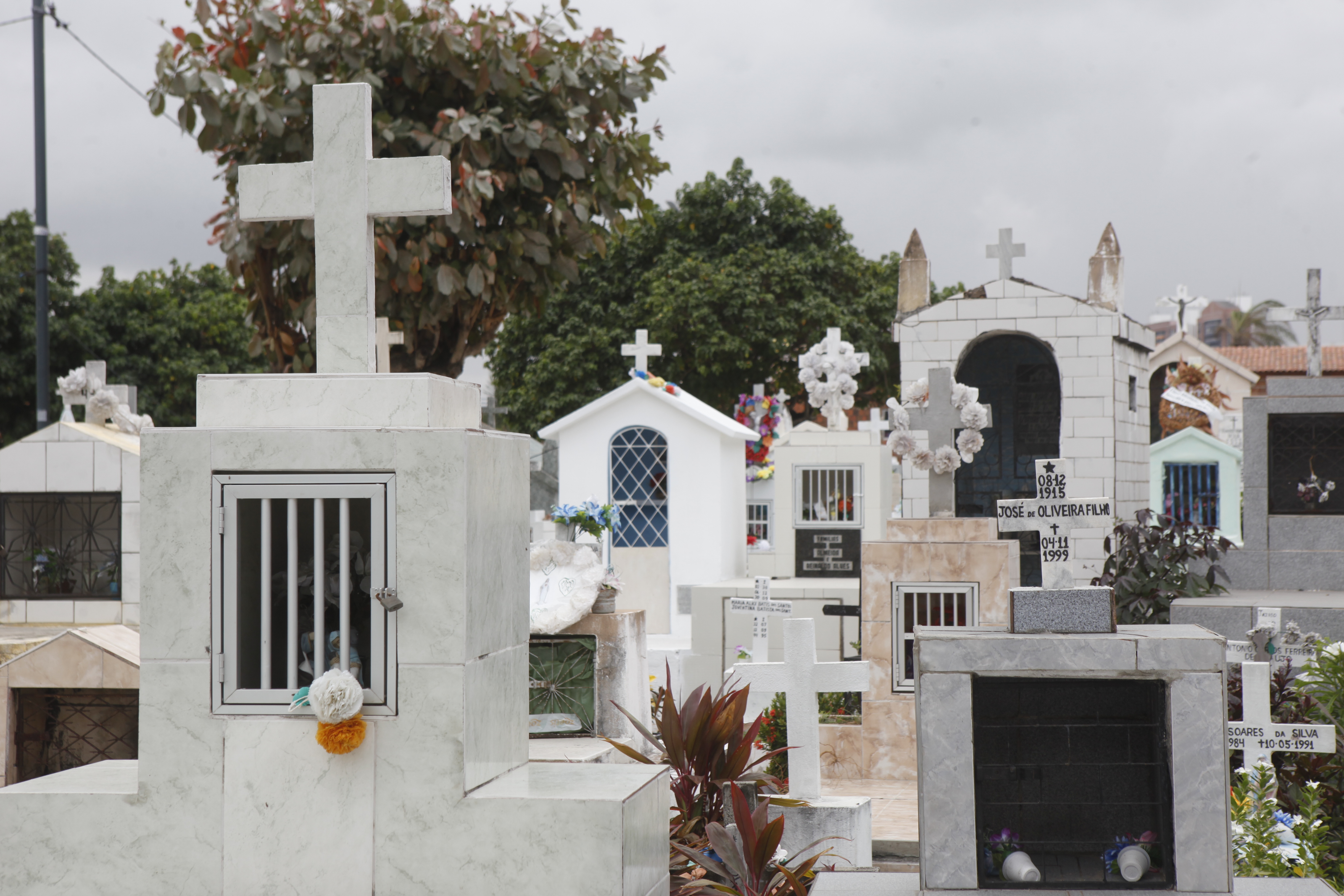 túmulos em cemitério